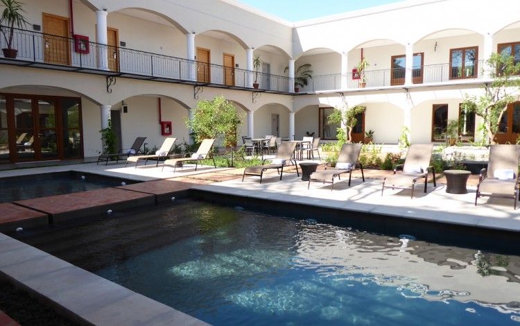 Patio y piscina