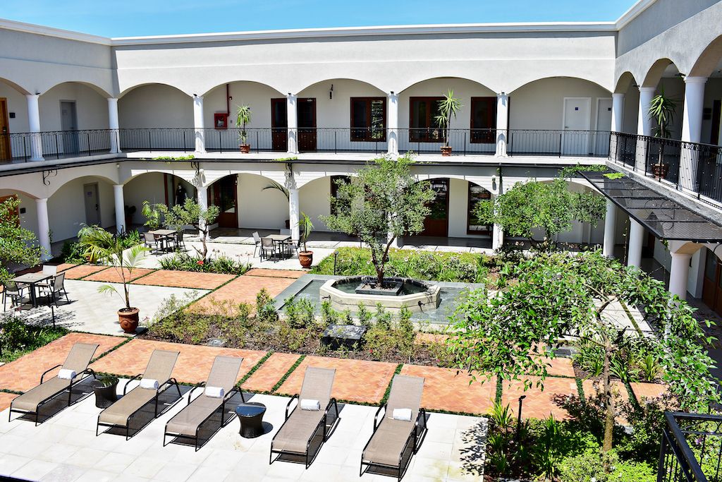 Patio central y piscina